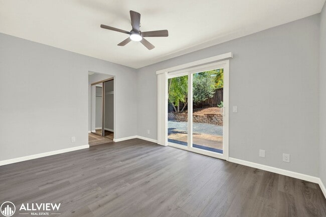 Building Photo - Newly Remodeled 4-Bedroom Gem with Spaciou...