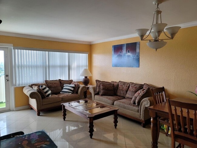 Building Photo - 401 Golden Isles Dr