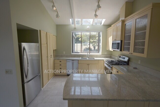 Building Photo - 3 bed 3 bath on 4.8 acres w/ beautiful water view