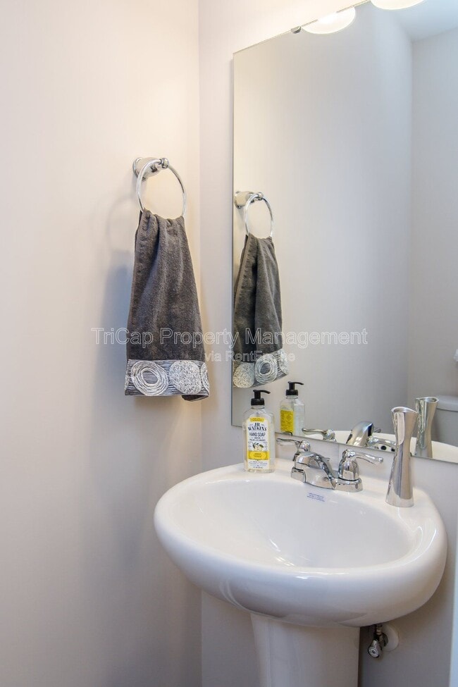 Building Photo - 415 White Oak Ridge Dr