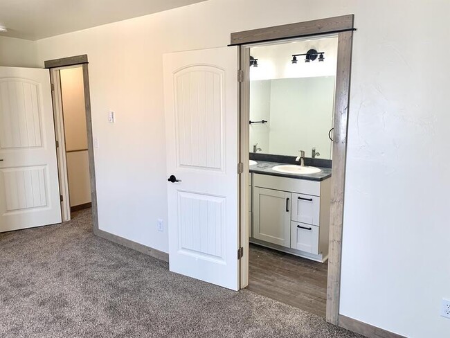 Building Photo - 3355 Blackbird Wy