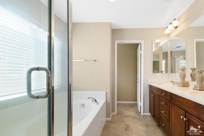 Building Photo - 3 Bed 2.5 Bath Spanish Walk Villa Palm Desert