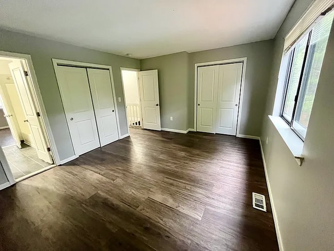 Building Photo - this beautiful 2 bedroom/1.5 bathroom townhouse apartment