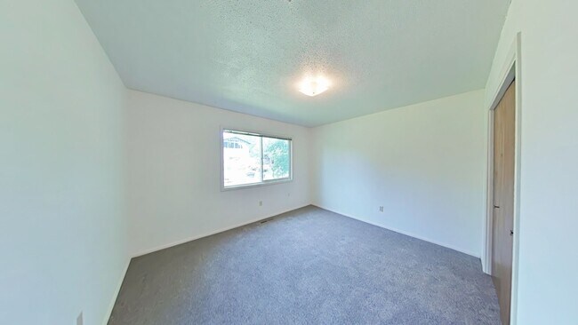 Building Photo - Spacious and charming conveniently located...