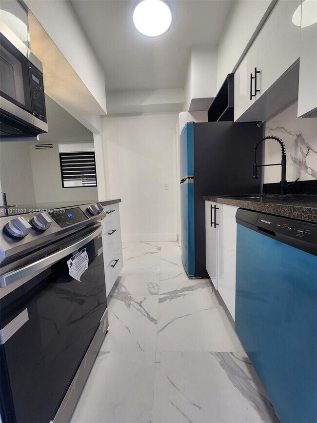 Building Photo - 2101 Normandy Dr