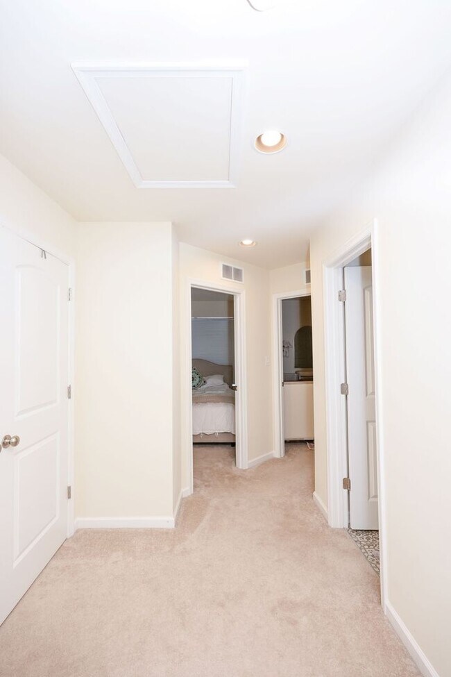 Building Photo - 119 High Pointe Dr