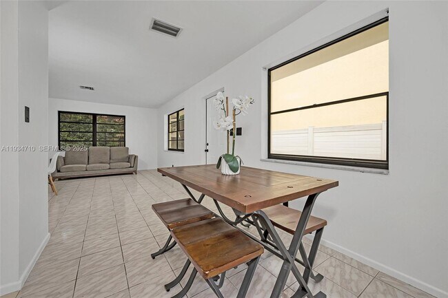 Building Photo - 1204 NE 17th Way