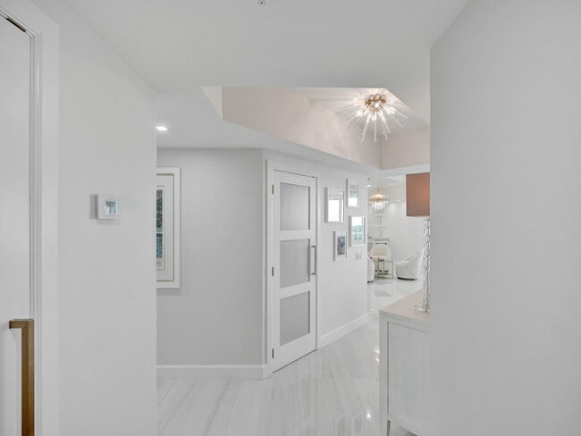 Building Photo - 411 N New River Dr E