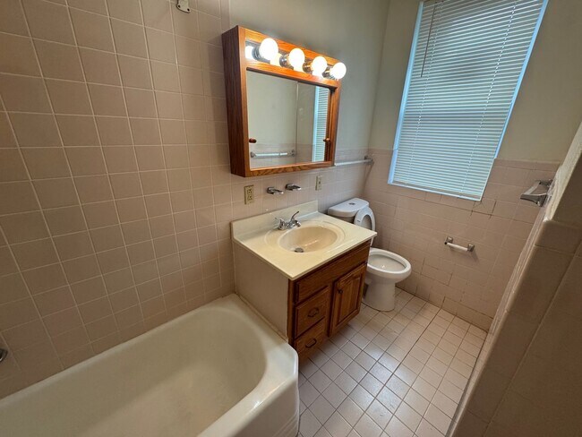 Building Photo - Delightful 3-bedroom, 1-bathroom single-fa...