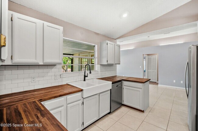 Building Photo - 3390 Floral Palm Blvd