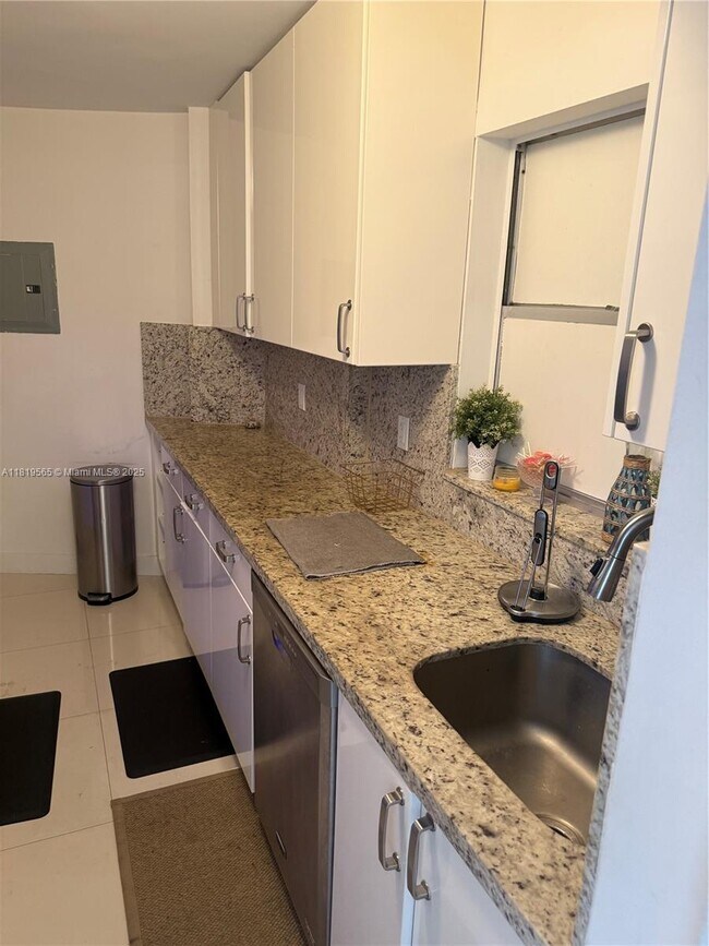 Building Photo - 1881 Washington Ave