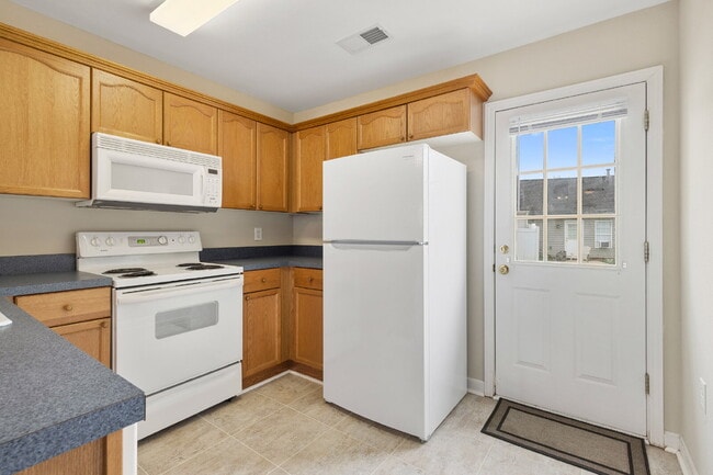 Building Photo - Freshly Updated 3 bed 2 bath Townhome in P...