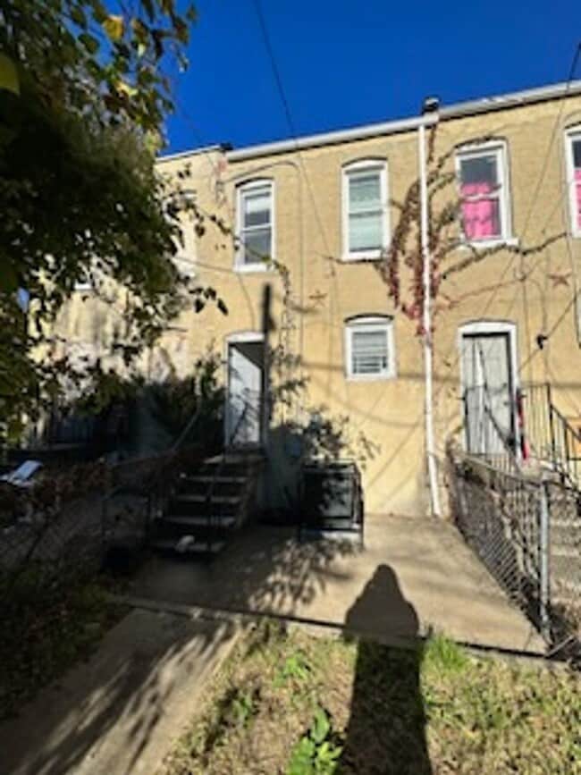 Building Photo - Affordable rowhome close to downtown Balti...