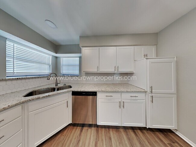 Building Photo - 615 Stoneybrook Dr