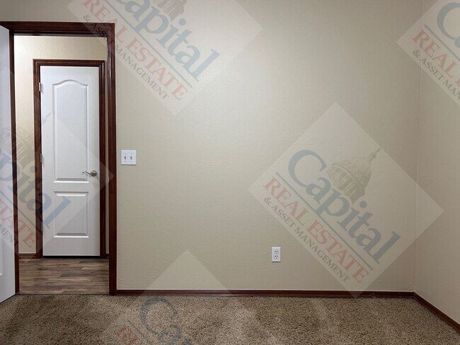 Building Photo - Spacious Duplex in Harrah