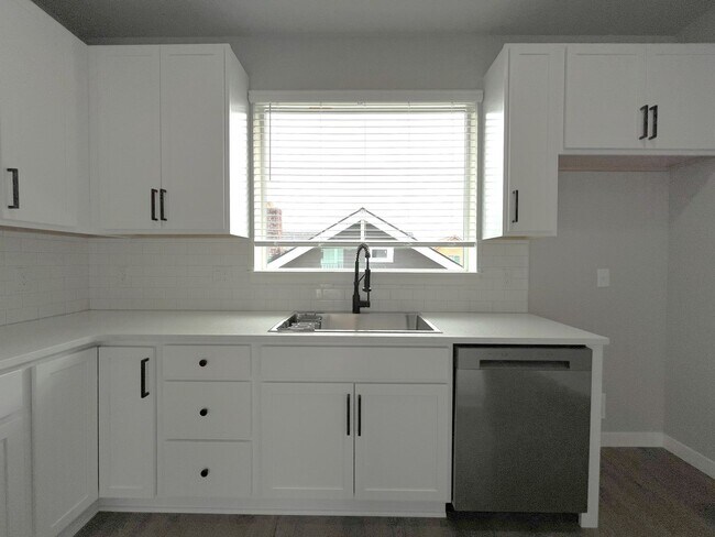 Building Photo - Luxury Living with Granite Counters & Stai...