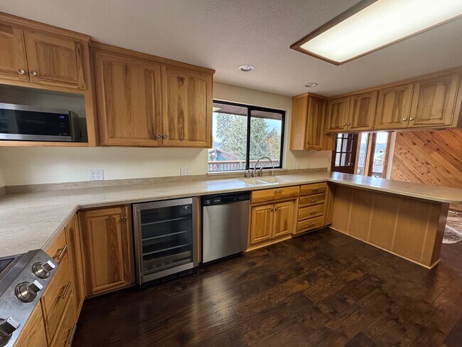 Building Photo - 3 Bdrm, 3 Bath home in Lynnewood with Gourmet Kitchen, 3 miles to Sky Lakes Medical Ctr and OIT