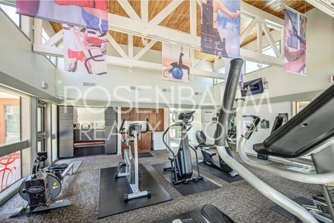 Building Photo - Beautiful 2-beds, 2-baths ground-level cor...