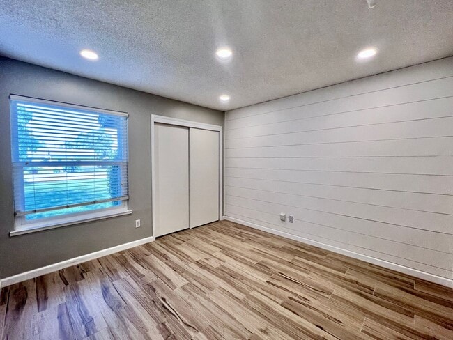 Building Photo - $2,850 Shaw & Academy 4 Bedroom / 2 Bathro...