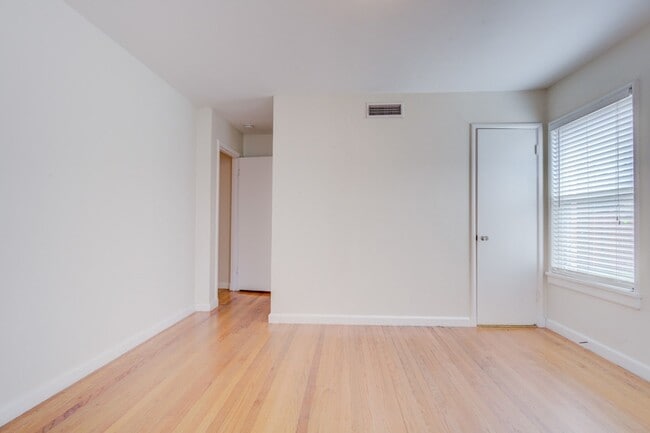 Building Photo - 6307 Kenwood Ave