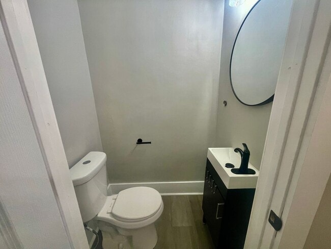 Building Photo - 3 Bedroom 1.5 Bath in Dormont! Off Street ...