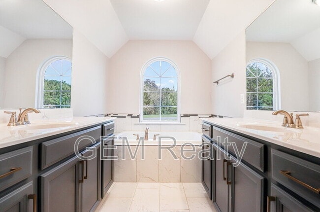 Building Photo - 7806 Shawmont Rd