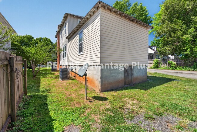 Building Photo - 106 Grove St