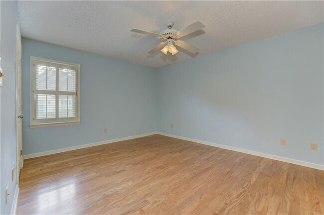 Building Photo - 60 Heartwood Dr NE