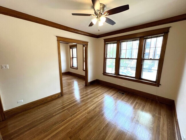 Building Photo - Stunning updated Wrigleyville 4-bed, 3-bath duplex featuring a modern kitchen, renovated baths & ...