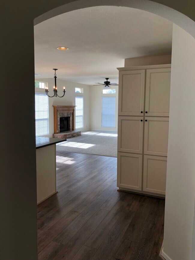 pantry in kitchen - 800 N Laurel Ave