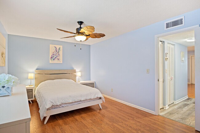 Building Photo - 715 S Ocean Dr