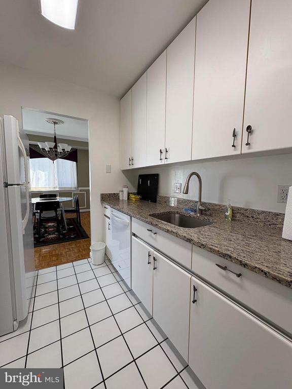 Building Photo - 1637 Oakwood Dr