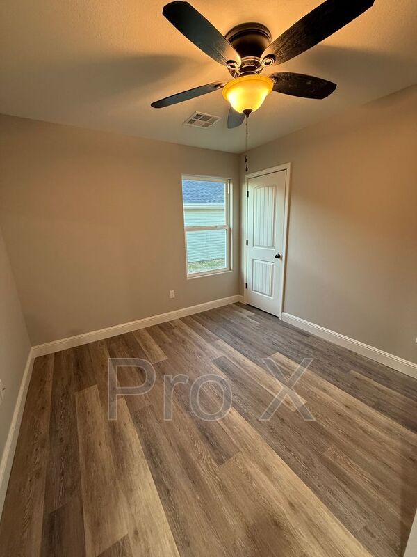 Building Photo - 117 W Lewis St