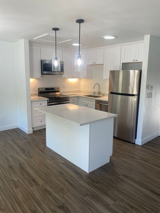 Building Photo - Charming Fully Remodeled 3 Bedroom, 2 Bath...