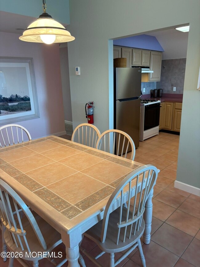 Building Photo - 506 S Bayview Ave