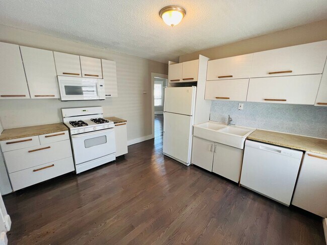 Building Photo - NEWLY RENOVATED PENTHOUSE UNIT