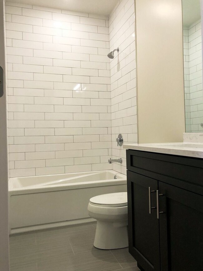 Building Photo - SUBLET - 3 Bed 2 Bath Condo Quality in Ros...