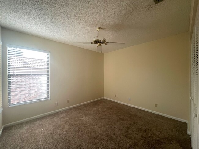 Building Photo - Spacious 3Bed/2.5Bath/Garage Home in Via V...