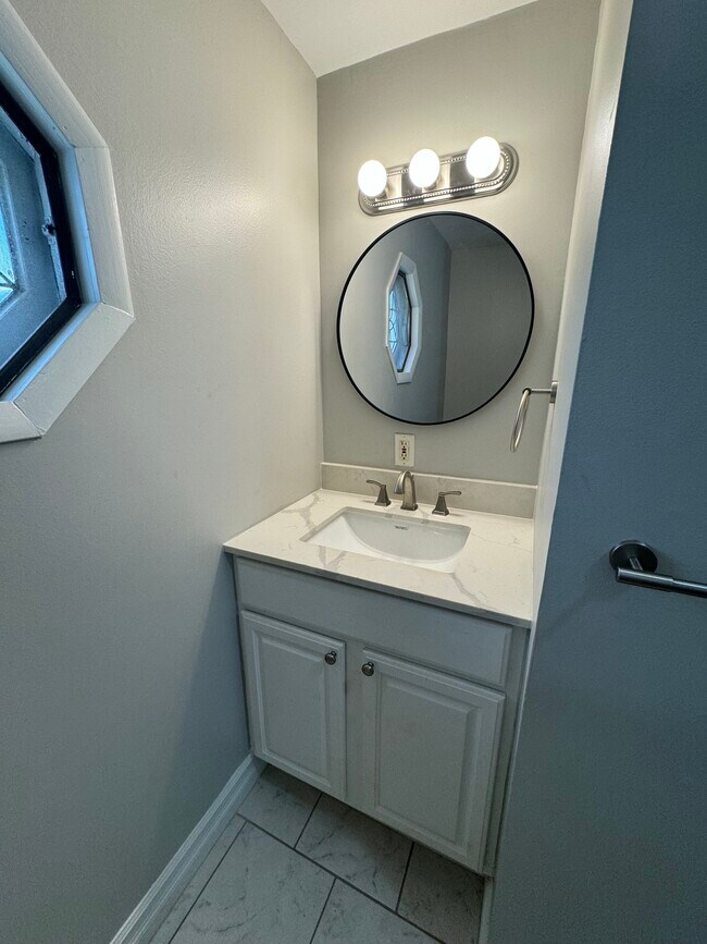 Building Photo - 285 1/2 Walnut St