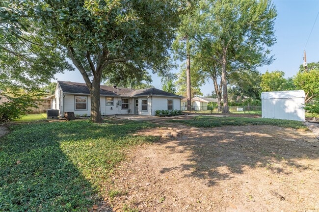 Building Photo - 1806 Gardenia Dr