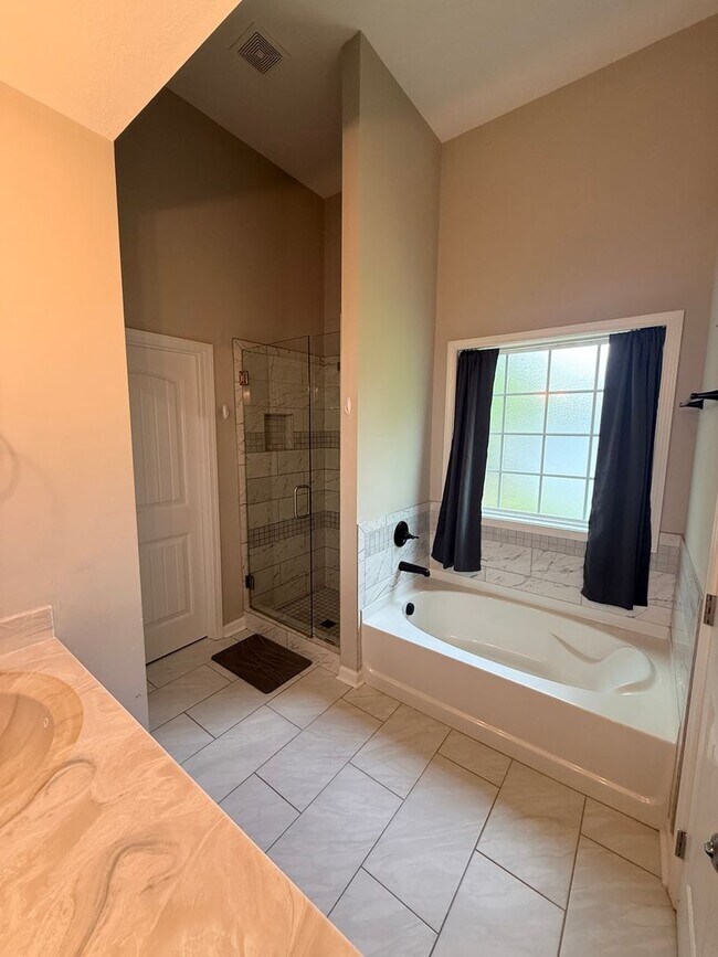 Building Photo - Pet Friendly Four Bedroom!