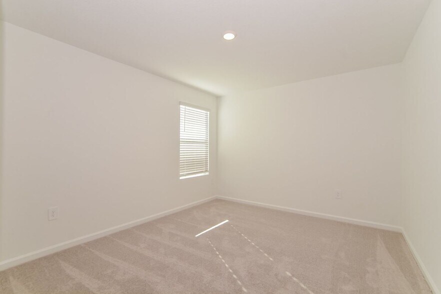 Building Photo - 1558 Jessica Blvd