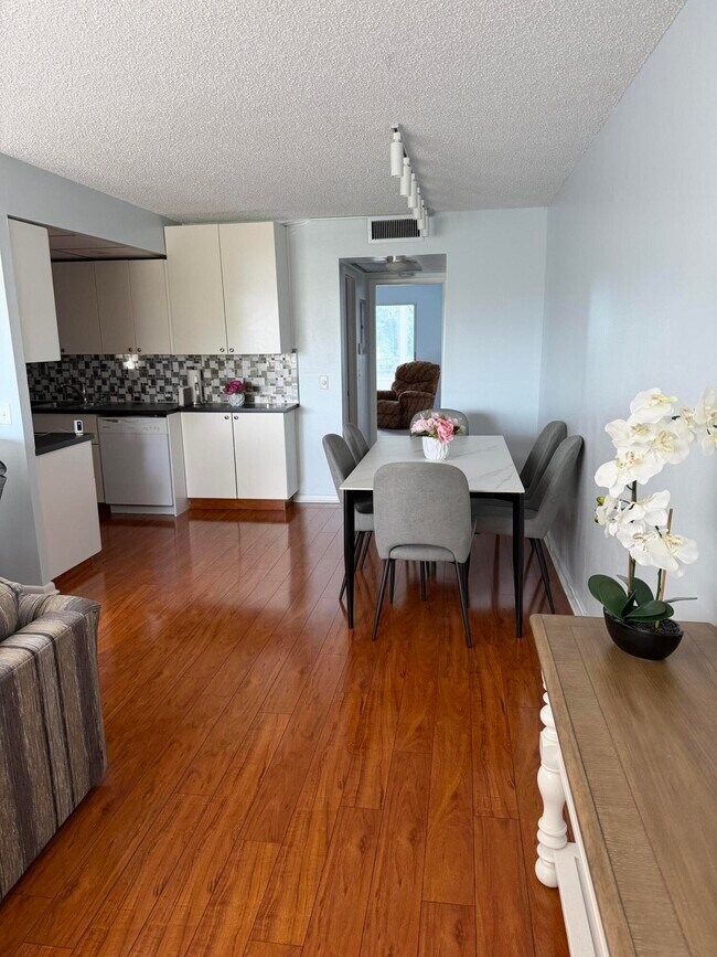 Building Photo - 3062 Ainslie Dr