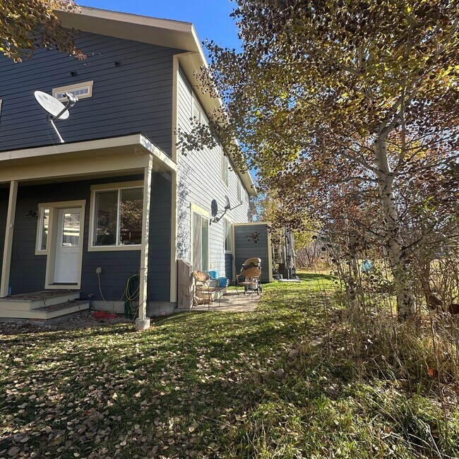 Building Photo - Spacious  3 bedroom 2.5 bathroom townhouse