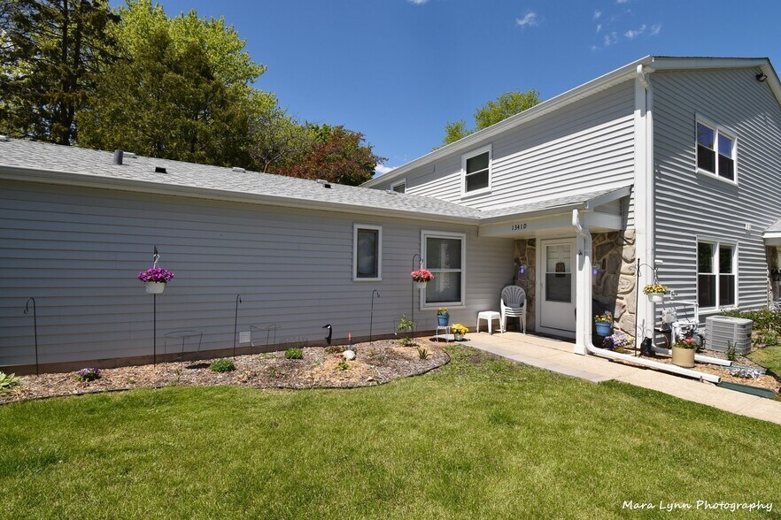 Building Photo - 1341 N Glen Cir