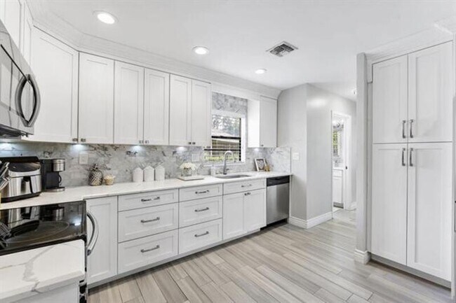 Building Photo - 8080 Covington Ct