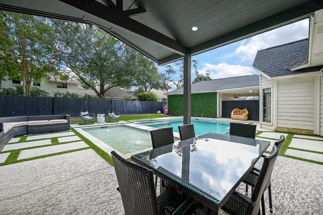 Building Photo - 13606 Champions Centre Dr