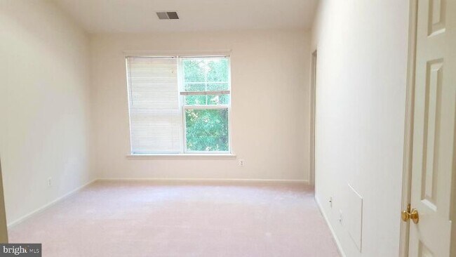 Building Photo - 43155 Huntsman Square