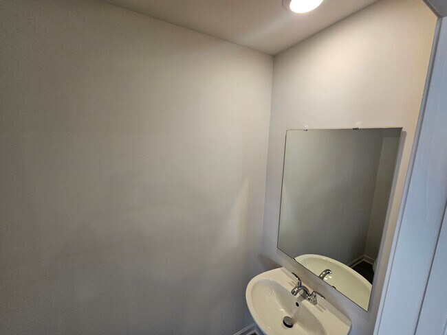 Building Photo - Brand new Townhome in Newton