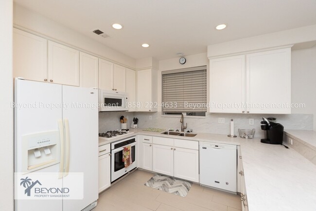 Building Photo - ***RECENTLY REMODELED**STUNNING KITCHEN**3...